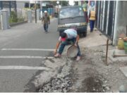 Lurah Kepatihan Turun Tangan Perbaiki Jalan Berlubang
