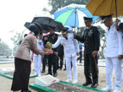 Bupati dan Wabup Tanah Bumbu Ziarah dan Tabur Bunga di TMP Mattone
