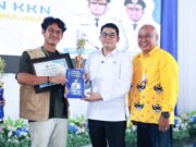 Bupati Andi Rudi Latif Beri Penghargaan kepada Kelompok Nilai Tertinggi KKN FPIK ULM 2025