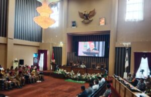 Rapat Paripurna DPRD Tanbu.Momen Penting Mendengarkan Jawaban Bupati Yang Dibacakan Sekretaris Daerah Ibu Yulian Herawati