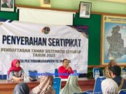 Ratusan Warga Desa Betak Kecamatan Kalidawir Antusias Terima Sertipikat Tanah Program PTSL Tahun 2025