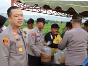 Jaga Ekosistem Sungai, Kapolres Tulungagung Tebar 5.000 Benih Ikan Tombro di Sungai Ngrowo