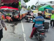 Personel Polsek Kedungwaru dan Unit Laka Lantas Polres Tulungagung Lakukan Olah TKP Kecelakaan di Jalan Pahlawan