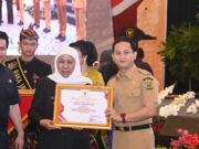 Bupati Trenggalek Raih Penghargaan Pembina Siskamling Terpadu Merah-Putih Terbaik Jawa Timur 2025