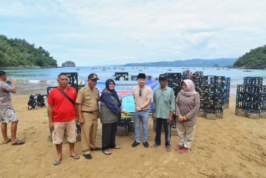 Bupati Trenggalek dan DKP Jatim Tenggelamkan Rumah Ikan di Pantai Joketro, Dorong Ekonomi Biru dan Kelestarian Alam