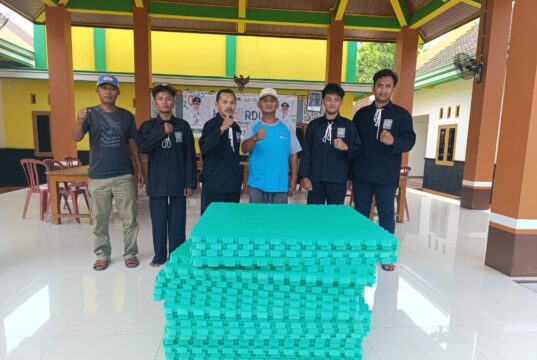 Pemdes Bagi Berikan Matras Untuk Sarana Dan Prasarana Olah Raga Seni Bela Diri