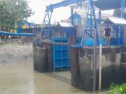 Pintu Air Kuro Dibuka, Masyarakat Lega, Pemkab Lamongan Terus Lakukan Upaya Terpadu Percepat Surutnya Banjir Bengawan Jero