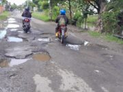 Ruas Jalan Poros Glagah, Dinoyo & Karangbinangun Rusak Parah, Warga Desak Adanya Perbaikan
