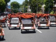 Dua Ratus Pengemudi Becak Lamongan Terima Bantuan Becak Listrik