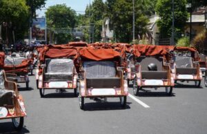 Dua Ratus Pengemudi Becak Lamongan Terima Bantuan Becak Listrik