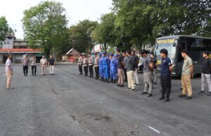 Polres Tanah Bumbu Laksanakan Aksi Bersih-Bersih di Taman Education dan Pasar Minggu