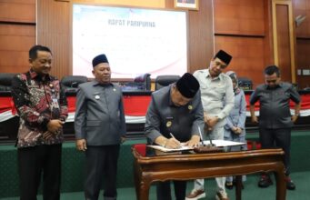 Rapat Paripurna DPRD, Bupati Jombang Warsubi Resmi Setujui Raperda Desa Sadar Hukum Jadi Perda