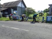 Dinas PUPR melalui UPT PJJ Tulungagung Laksanakan Kegiatan Rutin Pembersihan Jembatan di ruas jalan Gleduk- Kendalbulur