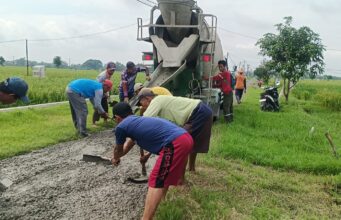 Pemdes Karangsono Bersama Kelompok Tani Gotong – Royong Perbaiki JUT Tarum – Ganting.