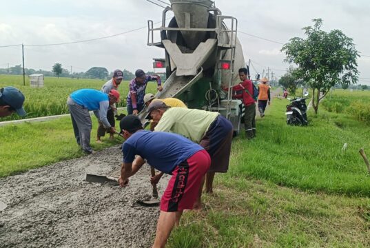 Pemdes Karangsono Bersama Kelompok Tani Gotong – Royong Perbaiki JUT Tarum – Ganting.