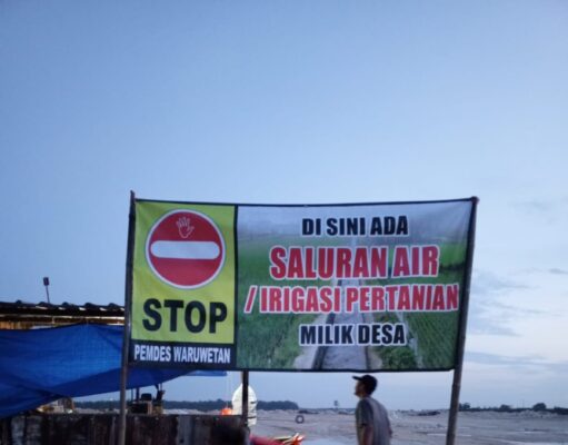 Warga Dan Pemdes Waruwetan Protes Pengurukan Irigasi Oleh PT NTP