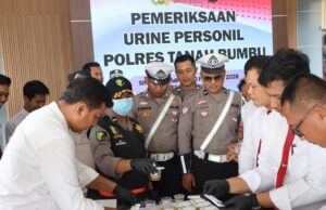 Pelaksanaan Tes Urine Seluruh Personil Polres Tanah bumbu.