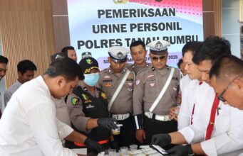 Pelaksanaan Tes Urine Seluruh Personil Polres Tanah bumbu.