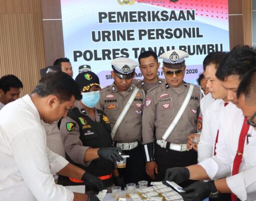 Pelaksanaan Tes Urine Seluruh Personil Polres Tanah bumbu.
