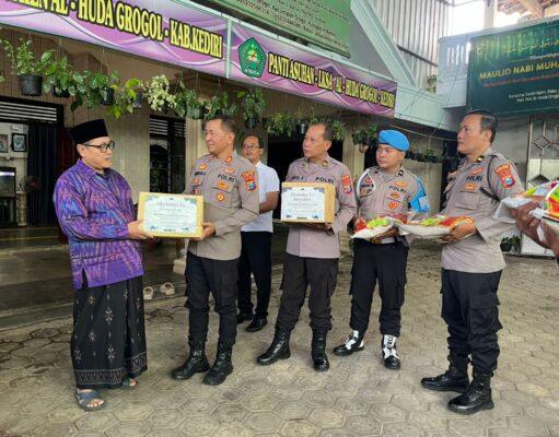 Kapolsek Grogol AKP Andang Wastiyono.SH.MH. Peduli Sesama, Berbagi Kebahagiaan dengan Anak Yatim Piatu