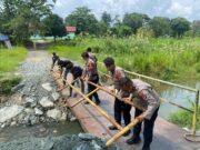 Polres Tanah Bumbu Dukung Pembangunan Jembatan di Kelurahan Tungkaran Pangeran Kecamatan Simpang Empat