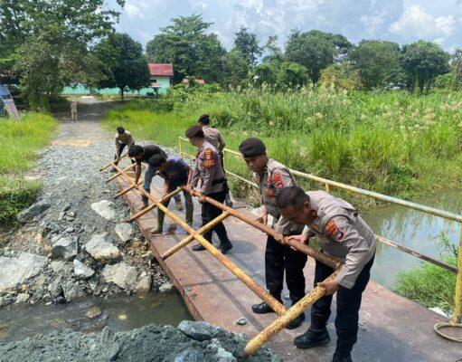Polres Tanah Bumbu Dukung Pembangunan Jembatan di Kelurahan Tungkaran Pangeran Kecamatan Simpang Empat