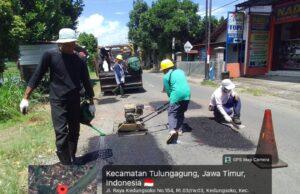Dinas PUPR Tulungagung Lakukan Penambalan Jalan Berlubang Di ruas jalan Kedungsuko- Gesikan