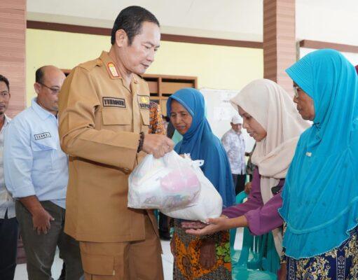 54 Ton Beras dan 9.700 Paket Sembako Disalurkan untuk Warga Terdampak Banjir di Lamongan