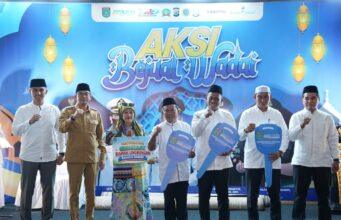 Bupati Andi Rudi Latif Anugerahkan Adipura Lokal, Salurkan Gerobak UMKM dan Sembako untuk Petugas Kebersihan