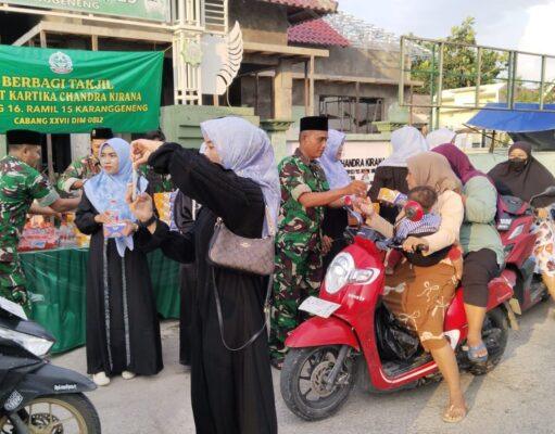 Sinergi Kebaikan, Kodim 0812 Lamongan dan Insan Media Berbagi Takjil