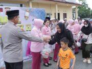 Polres Tanah Bumbu Bagikan 250 Paket Takjil kepada Masyarakat, Pererat Silaturahmi di Bulan Ramadan