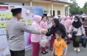 Polres Tanah Bumbu Bagikan 250 Paket Takjil kepada Masyarakat, Pererat Silaturahmi di Bulan Ramadan