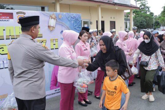 Polres Tanah Bumbu Bagikan 250 Paket Takjil kepada Masyarakat, Pererat Silaturahmi di Bulan Ramadan