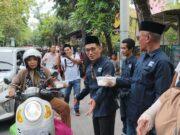 Awak Media & PPDI Lamongan Bakti Sosial Berbagi Takjil