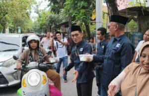 Awak Media & PPDI Lamongan Bakti Sosial Berbagi Takjil