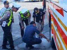 Polres Blitar Kota Laksanakan Ramp Check dan Tes Urine Sopir serta Awak Bus di Terminal Patria