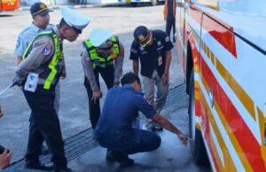 Polres Blitar Kota Laksanakan Ramp Check dan Tes Urine Sopir serta Awak Bus di Terminal Patria