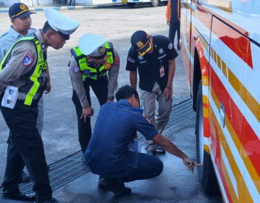 Polres Blitar Kota Laksanakan Ramp Check dan Tes Urine Sopir serta Awak Bus di Terminal Patria