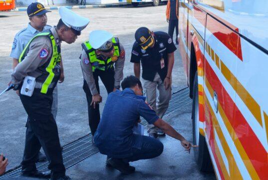 Polres Blitar Kota Laksanakan Ramp Check dan Tes Urine Sopir serta Awak Bus di Terminal Patria