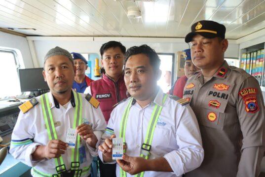 Pastikan Keamanan Berlayar Arus Mudik, Polres Tanah Bumbu Lakukan Tes Urine Nahkoda Kapal
