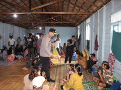 Wakapolres Tanah Bumbu Berbagi Takjil untuk Penumpang Kapal Awu-Awu, Wujud Kepedulian di Bulan Ramadan