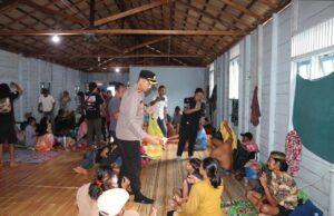 Wakapolres Tanah Bumbu Berbagi Takjil untuk Penumpang Kapal Awu-Awu, Wujud Kepedulian di Bulan Ramadan