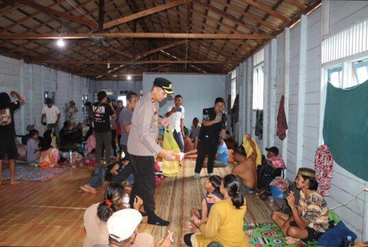 Wakapolres Tanah Bumbu Berbagi Takjil untuk Penumpang Kapal Awu-Awu, Wujud Kepedulian di Bulan Ramadan