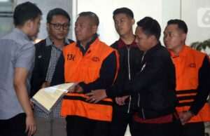 Bukti Pemerasan Bupati Tulungagung: 4 Sepatu LV dan Uang Rp335,5 Juta