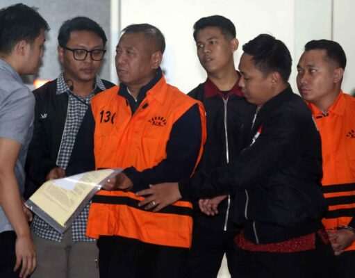 Bukti Pemerasan Bupati Tulungagung: 4 Sepatu LV dan Uang Rp335,5 Juta