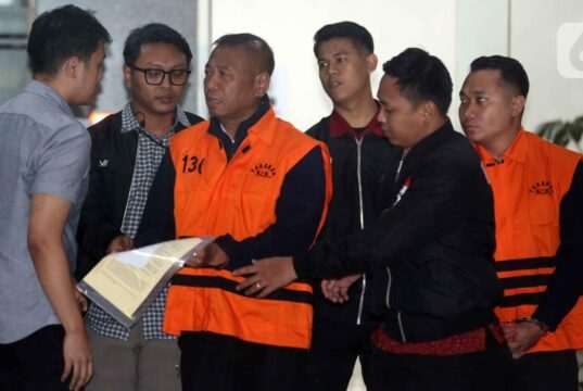 Bukti Pemerasan Bupati Tulungagung: 4 Sepatu LV dan Uang Rp335,5 Juta