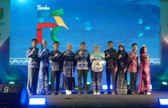 Aksi Inovasi Tanbu 2026, Tenun Pagatan Tampil Elegan di Fashion Show Dekranasda Tanah Bumbu