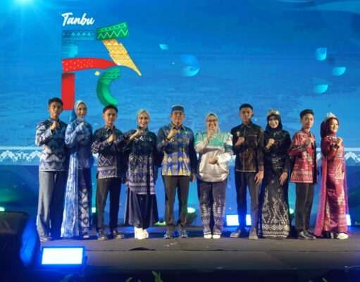 Aksi Inovasi Tanbu 2026, Tenun Pagatan Tampil Elegan di Fashion Show Dekranasda Tanah Bumbu