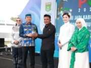 HUT ke-23 Tanbu, Bupati Andi Rudi Latif dan Artis Asty Ananta Serahkan Bibit Tomat Cherry Stevia untuk Petani Lokal