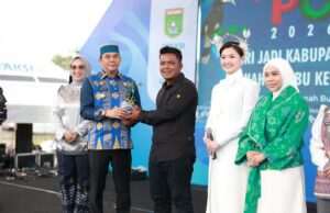 HUT ke-23 Tanbu, Bupati Andi Rudi Latif dan Artis Asty Ananta Serahkan Bibit Tomat Cherry Stevia untuk Petani Lokal